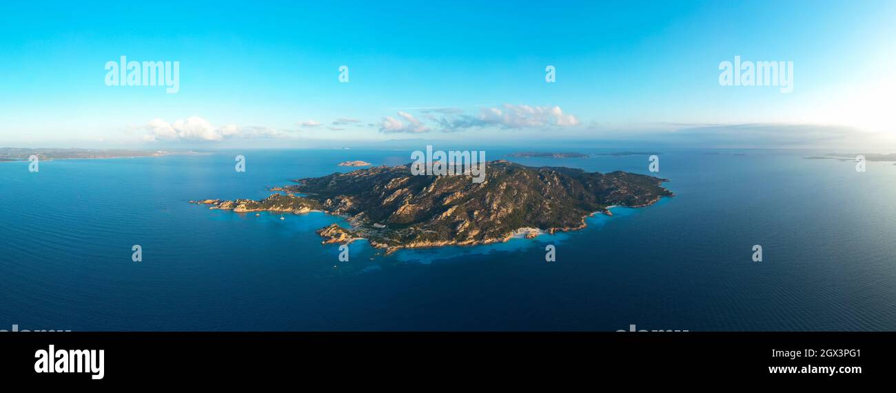 Vue d'en haut, prise de vue aérienne, vue panoramique sur l'île de Spargi avec Cala Soraya, une plage de sable blanc baignée par une eau turquoise. Banque D'Images