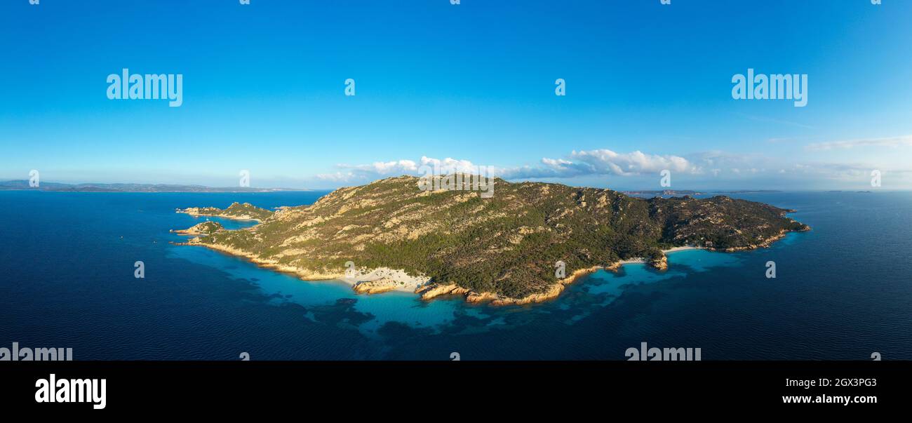 Vue d'en haut, prise de vue aérienne, vue panoramique sur l'île de Spargi avec Cala Soraya, une plage de sable blanc baignée par une eau turquoise. Banque D'Images