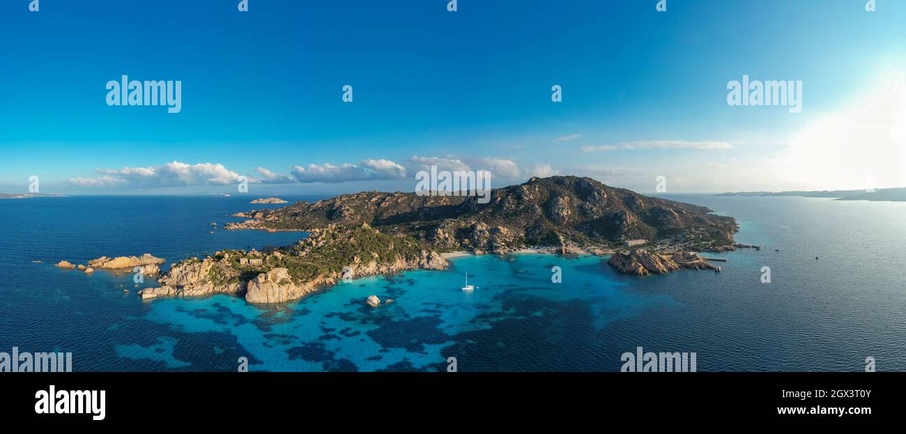 Vue d'en haut, prise de vue aérienne, vue panoramique sur l'île de Spargi avec Cala Corsara, une plage de sable blanc baignée par une eau turquoise. Banque D'Images
