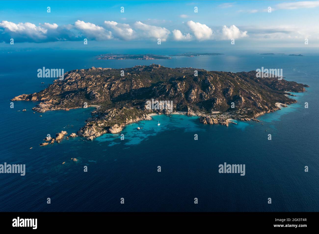 Vue d'en haut, prise de vue aérienne, vue panoramique sur l'île de Spargi avec Cala Corsara, une plage de sable blanc baignée par une eau turquoise. Banque D'Images