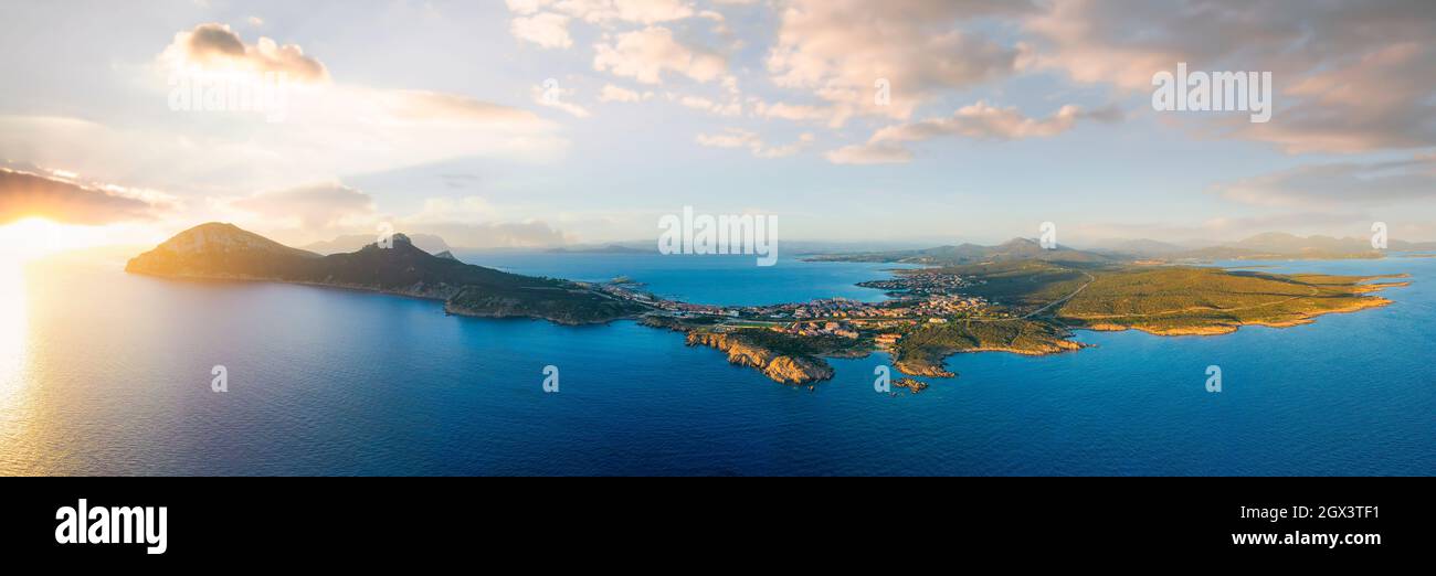 Vue d'en haut, prise de vue aérienne, vue panoramique stupéfiante de Golfo Aranci pendant un beau lever de soleil. Golfo Aranci, Sardaigne, Italie. Banque D'Images