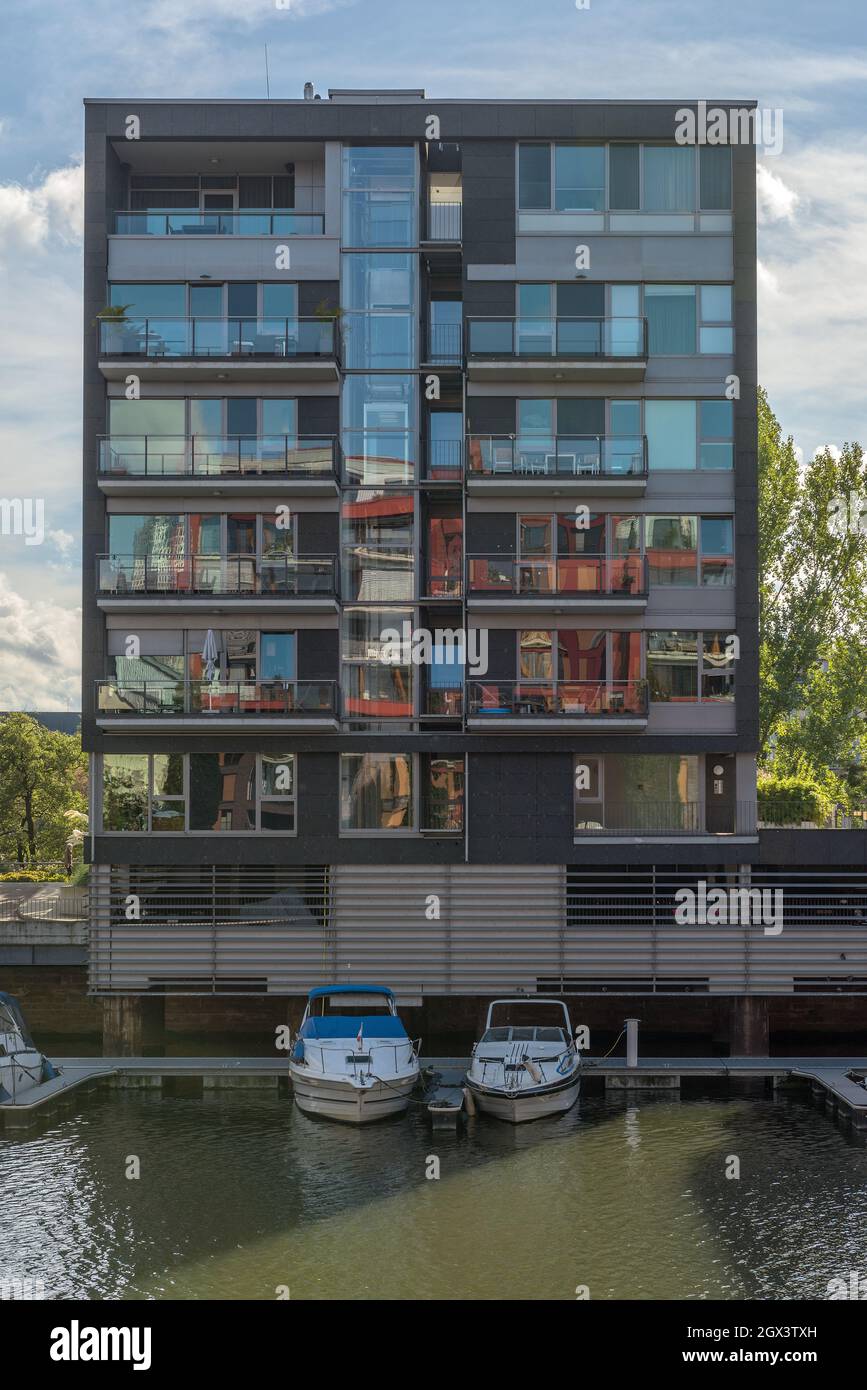 Nouveau bâtiment résidentiel moderne dans le port ouest de Francfort-sur-le-main Banque D'Images Nouveau bâtiment résidentiel moderne dans le port ouest de Francfort-sur-le-main Banque D'Images