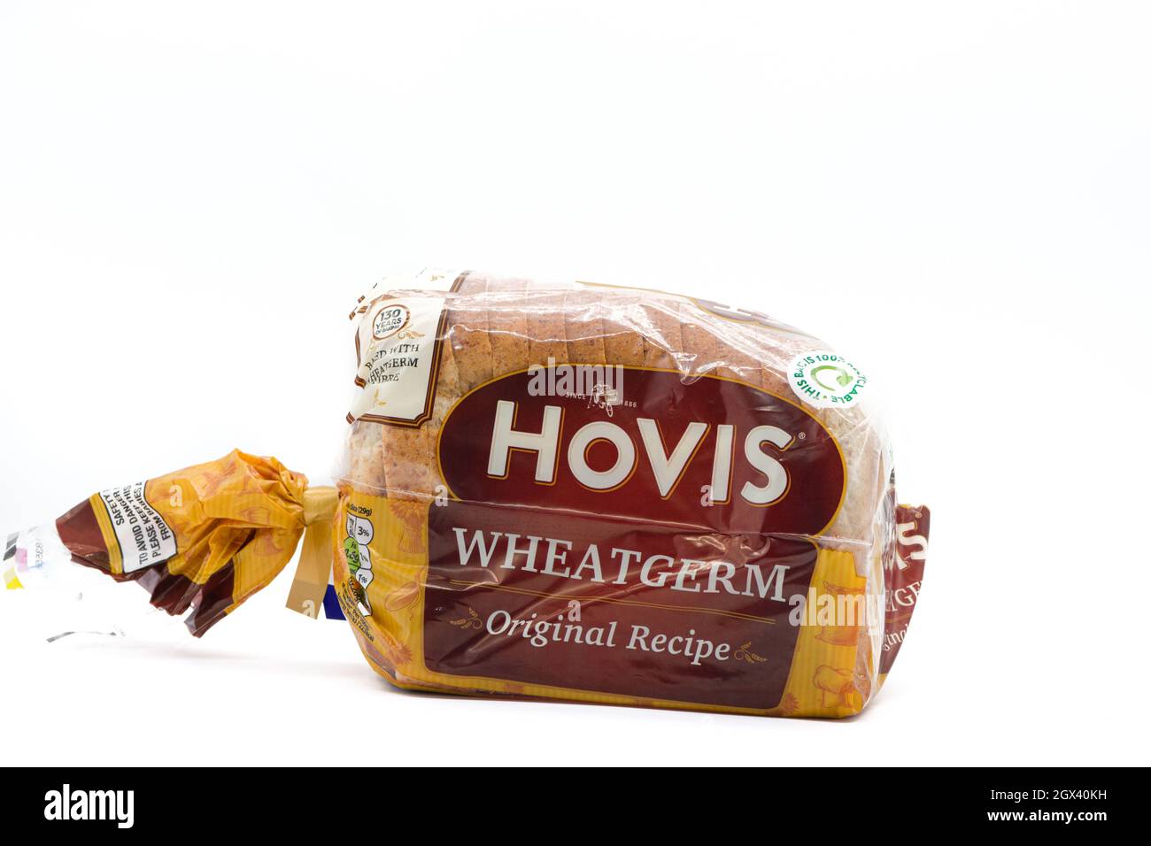 Irvine, Écosse, Royaume-Uni - 29 septembre 2021 : un pain de marque Hovis de Wheatgerm brun dans un emballage en plastique qui peut être retourné à la plupart des supermar Banque D'Images