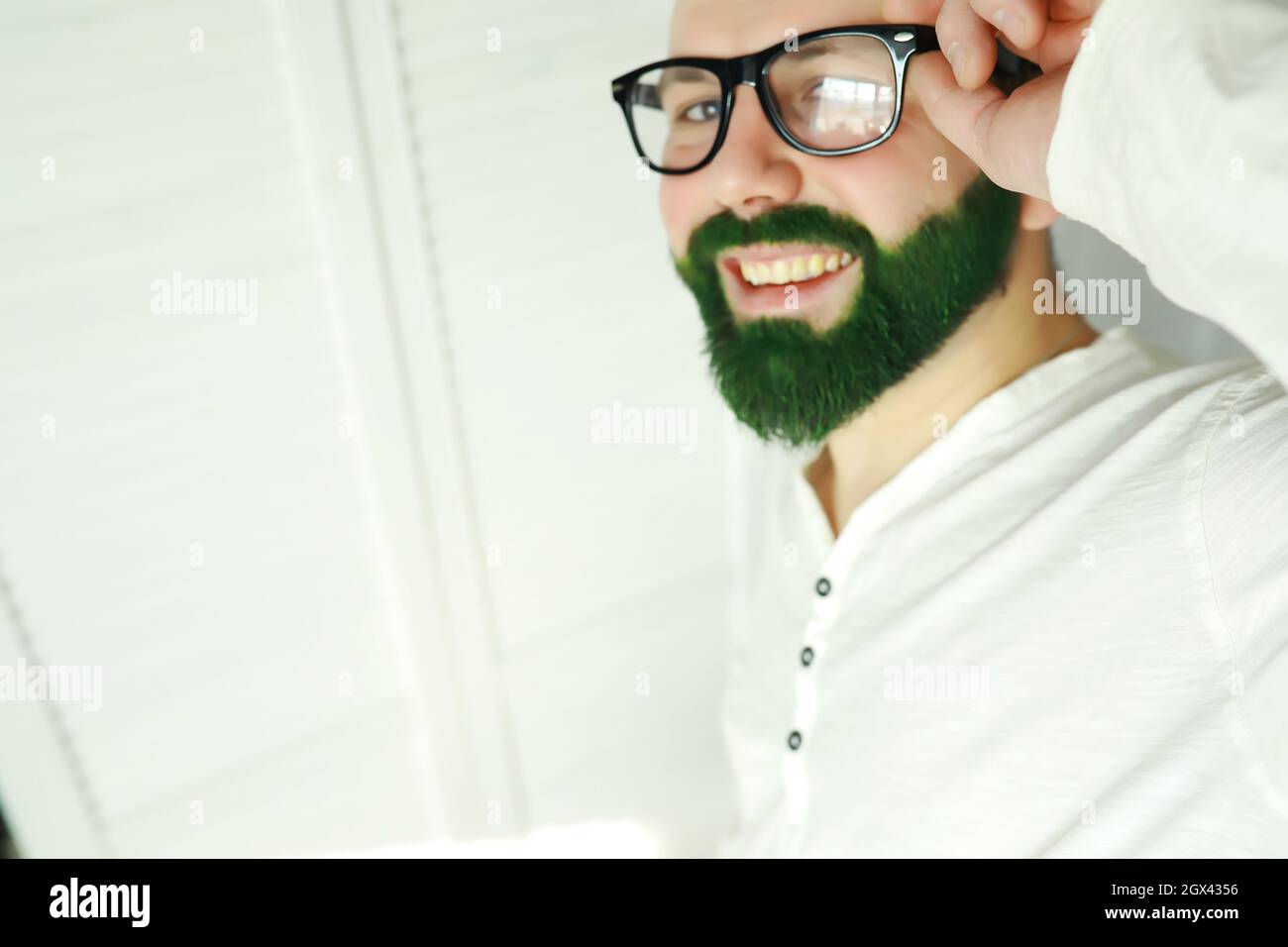 Choqué et heureux. Bonne journée de patrins de saint. Homme barbu à grands yeux ouverts célébrant la Saint patricks jour. Hipster dans un chapeau et un costume de lepreun. Ir Banque D'Images