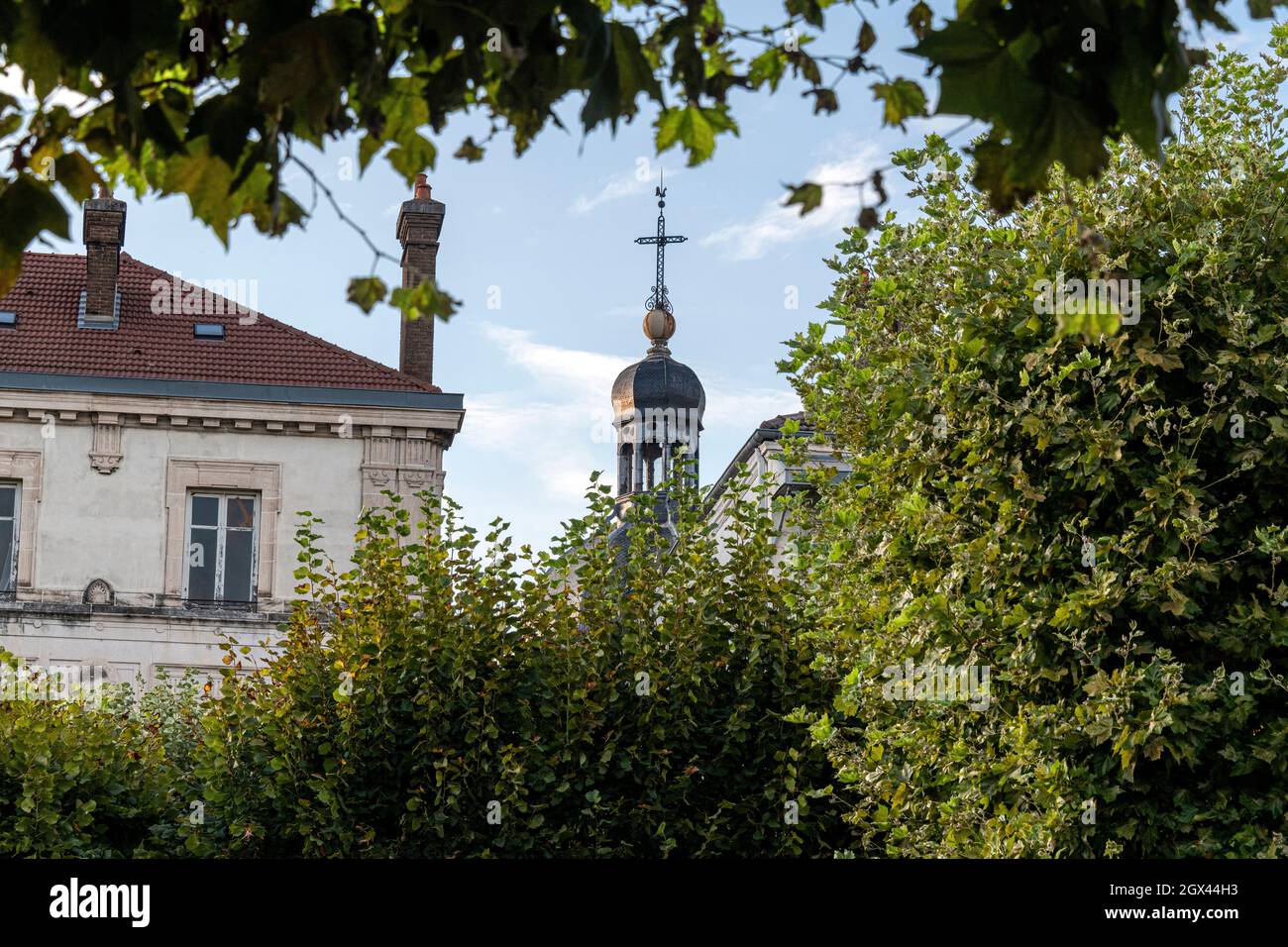 Église Saint-Pierre de Chalon-sur-Saône vue à travers les arbres de Chalon-sur-Saône, est de la France. Banque D'Images