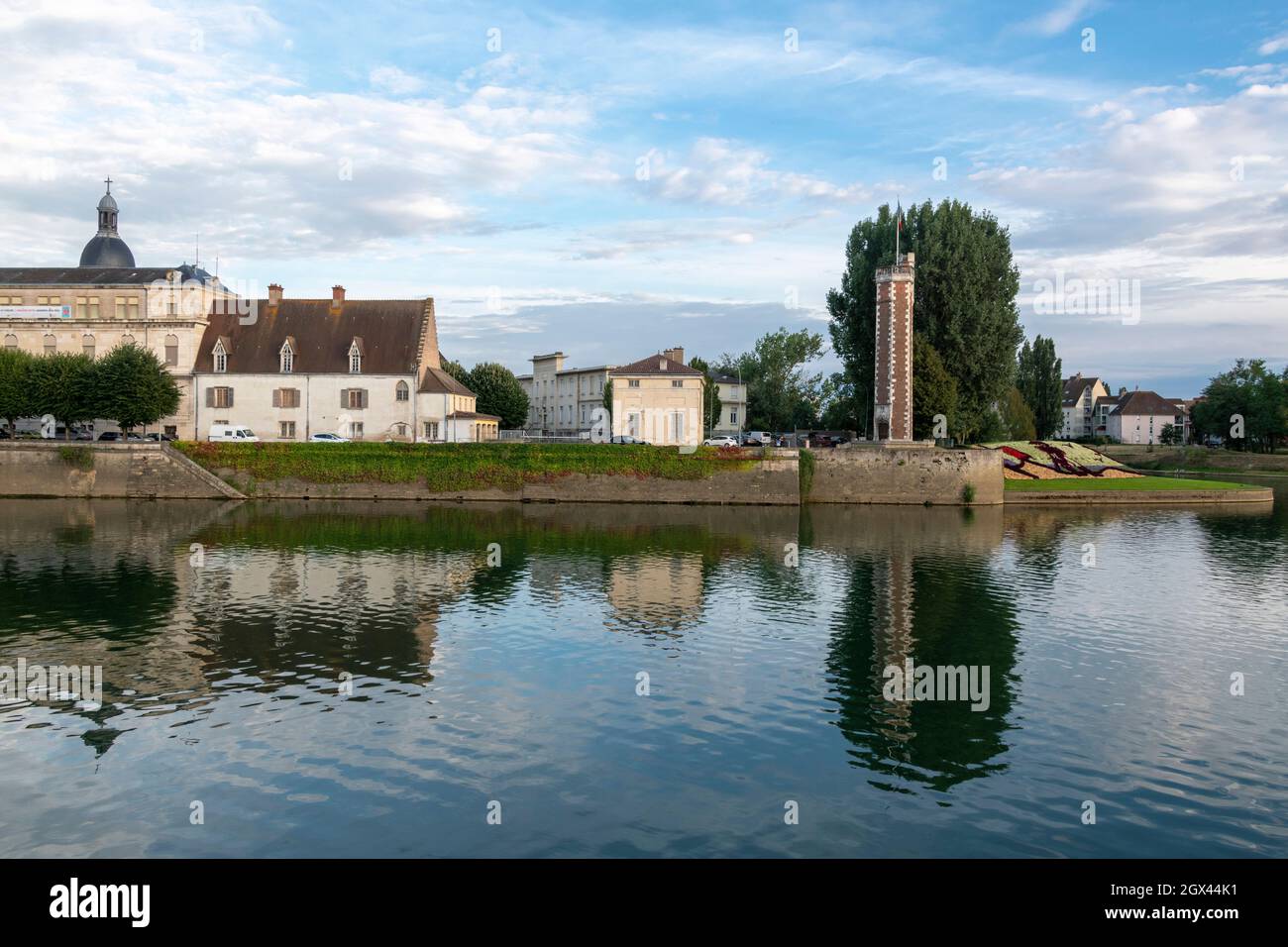L'ancien hôpital Saint Laurent et la tour de la Deanery sur l'île Saint Laurent dans la Saône à Chalon-sur-Saône, dans l'est de la France. Banque D'Images