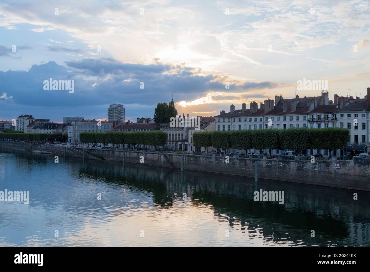 La rivière Saone et Quai Gambetta au coucher du soleil depuis le pont Saint Laurent, est de la France. Banque D'Images