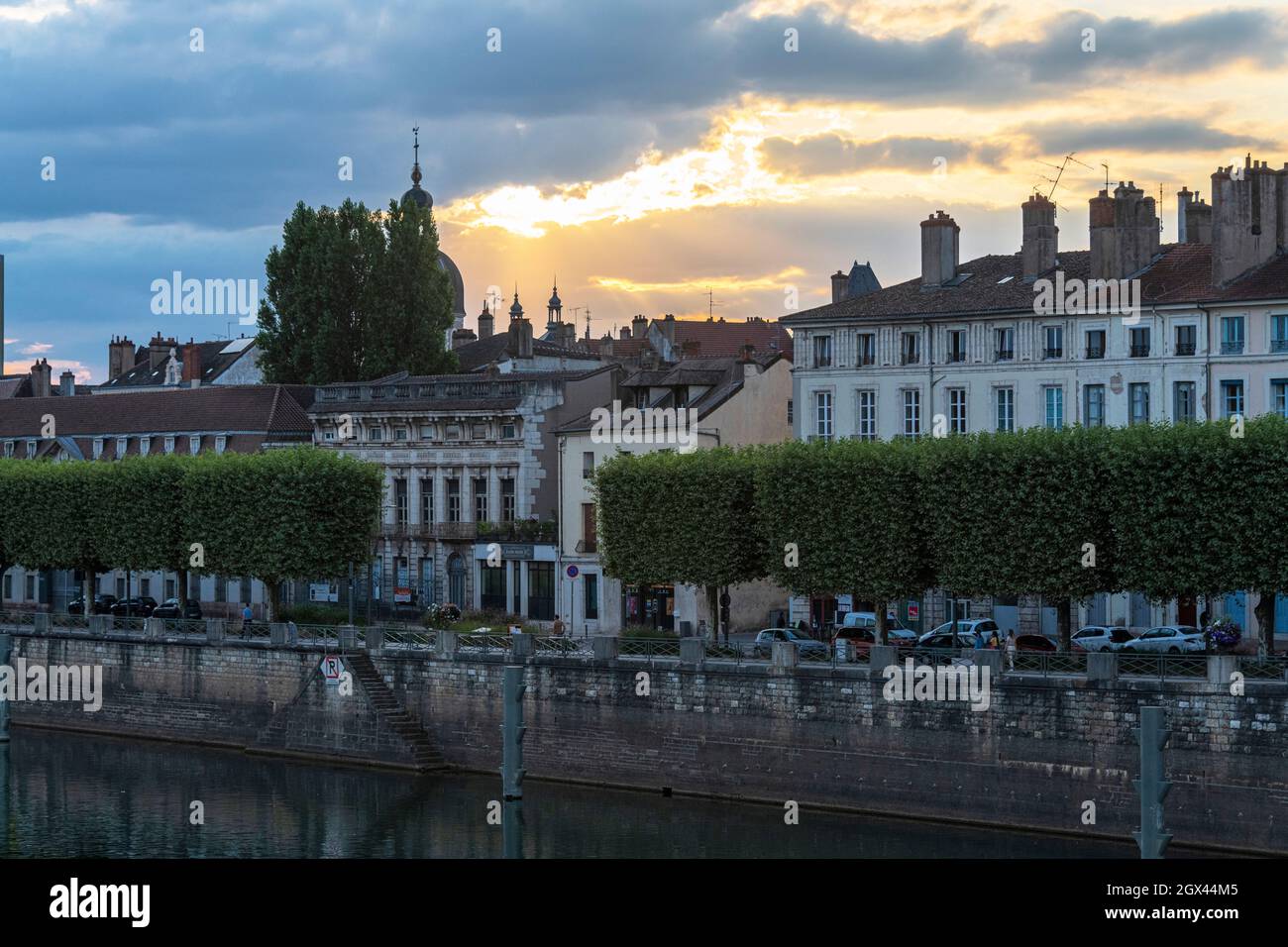 Les rives de la rivière Saone et du quai Gambetta au coucher du soleil depuis le pont Saint Laurent, dans l'est de la France. Banque D'Images