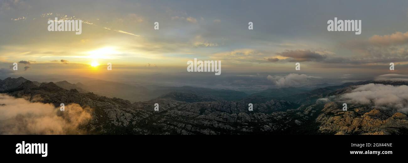 Vue d'en haut, prise de vue aérienne, vue panoramique stupéfiante d'une chaîne de montagnes pendant un lever de soleil spectaculaire. Mont Limbara (Monte Limbara) Sardaigne, Italie. Banque D'Images