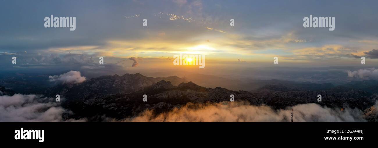 Vue d'en haut, prise de vue aérienne, vue panoramique stupéfiante d'une chaîne de montagnes pendant un lever de soleil spectaculaire. Mont Limbara (Monte Limbara) Sardaigne, Italie. Banque D'Images