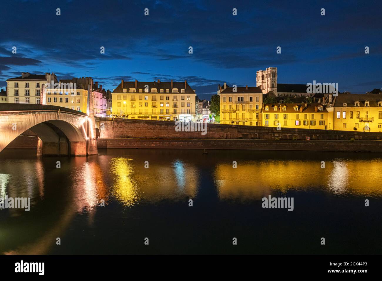 Chalon-sur-Saone dans l'est de la France de nuit, prise de l'île Saint Laurent. Banque D'Images