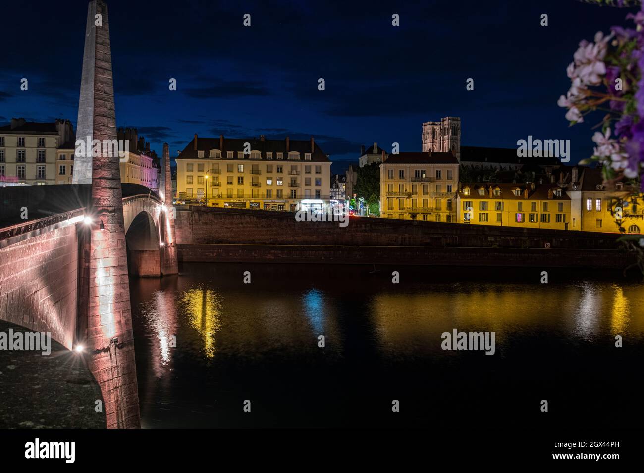 Chalon-sur-Saone dans l'est de la France de nuit, prise de l'île Saint Laurent. Banque D'Images