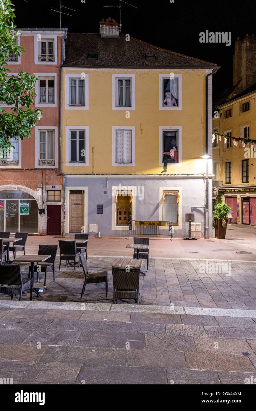 Une fresque murale sur une Maison à la place du Théâtre, Chalon-sur-Saone la nuit, est de la France. Banque D'Images