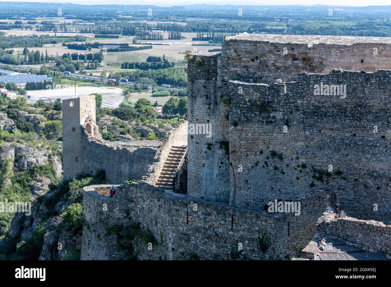 Les murs du fort Mornas et la campagne provençale environnante, France. Banque D'Images