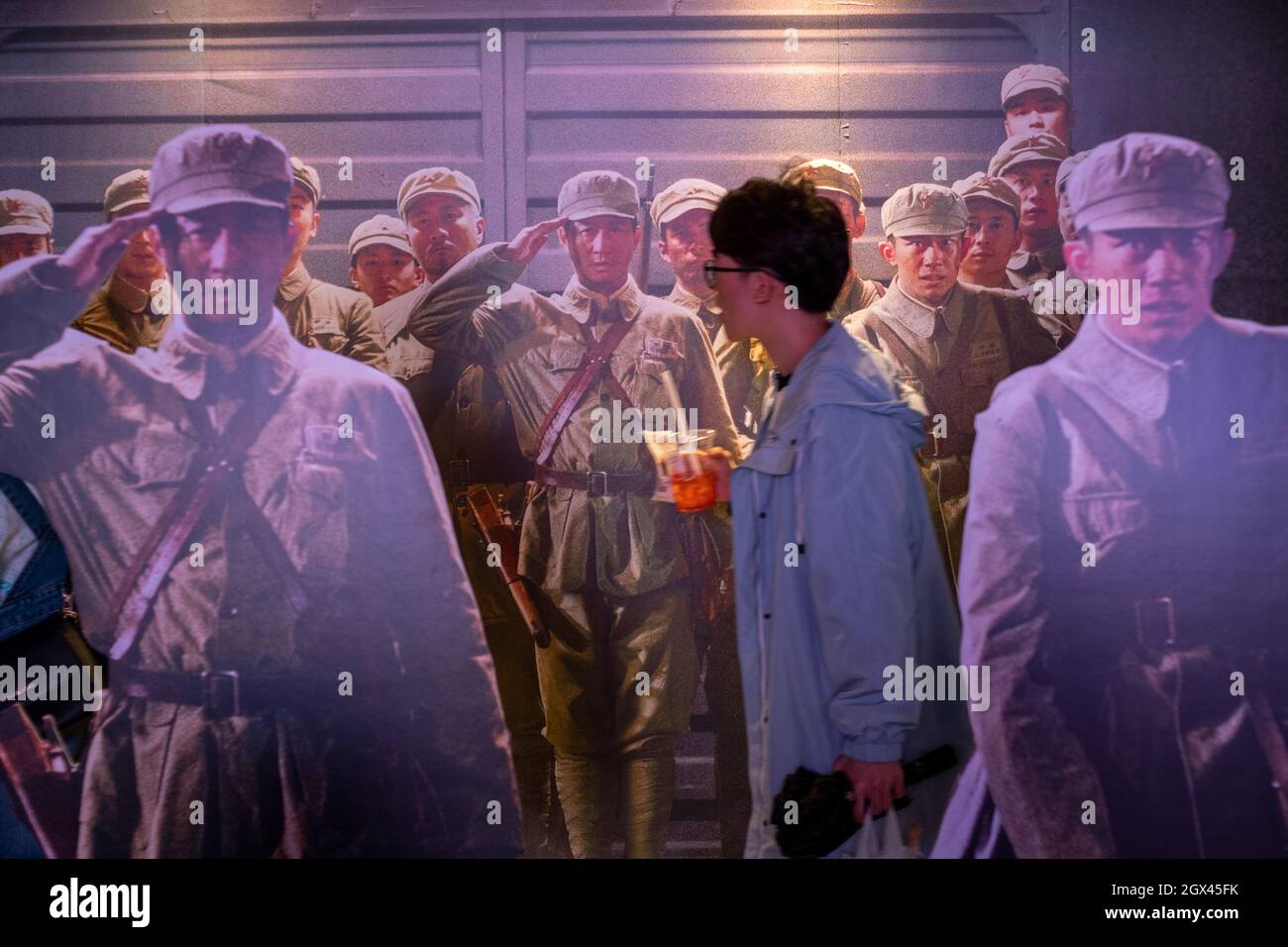 Un homme passe devant l'installation de propagande pour le film "la
