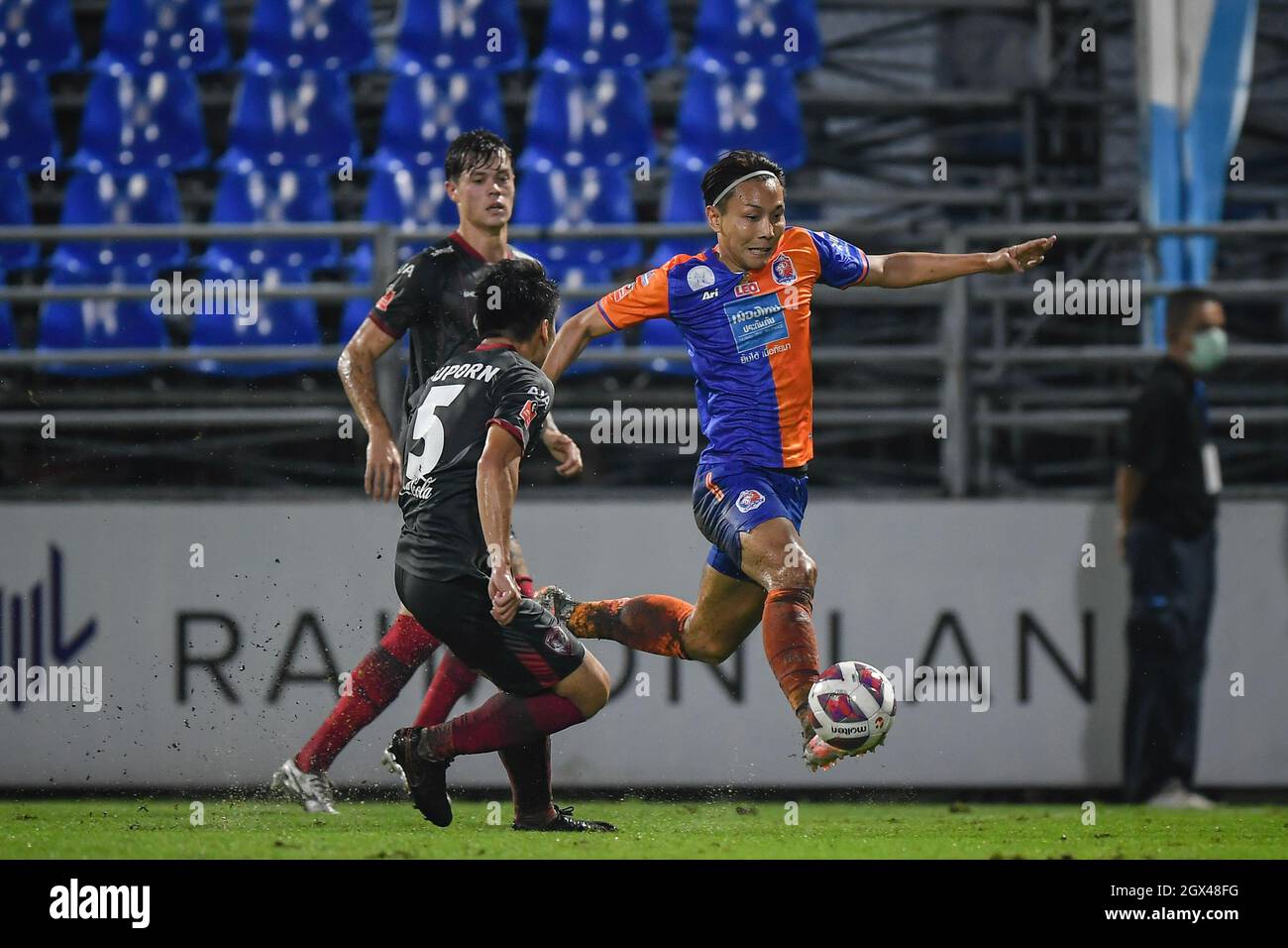 Bangkok, Thaïlande. 02 octobre 2021. Nattawut Sombatyotha (R) de Port FC et Suporn Peenagatapho (No.5) de Muangthong Unis en action pendant le match de la première Ligue thaïlandaise 2021 entre Port FC et Muangthong Unis au stade PAT. Score final; Port FC 1:0 Muangthong Unis. Crédit : SOPA Images Limited/Alamy Live News Banque D'Images