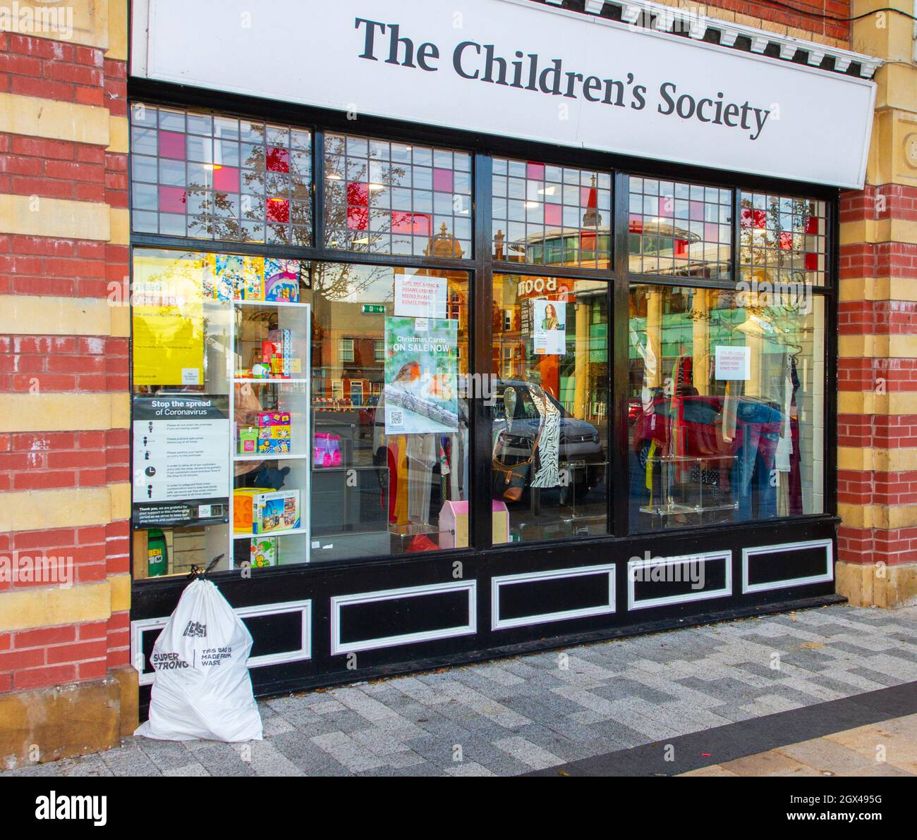 Articles donnés à l'extérieur de la boutique caritative « The Children's Society » de Chorley, Lancashire, Royaume-Uni Banque D'Images