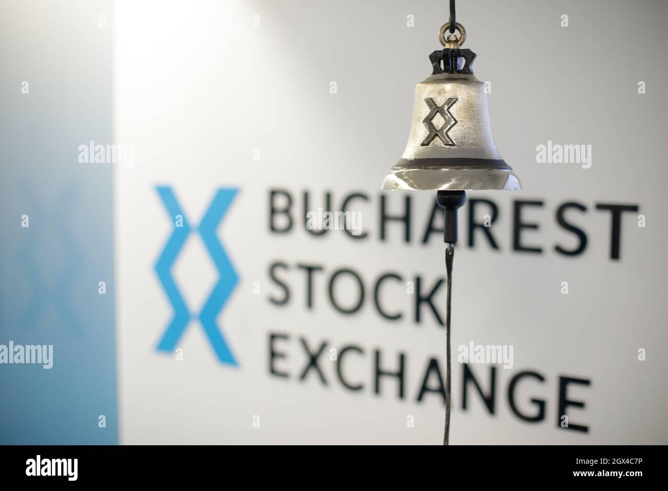 Bucarest, Roumanie - 4 octobre 2021 : logo et cloche d'ouverture de la Bourse de Bucarest. Banque D'Images