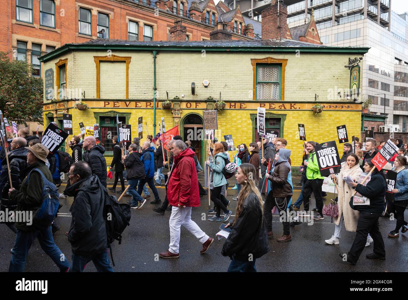 Manchester, Royaume-Uni. 3 octobre 2021. Des centaines de manifestants participent à une marche de protestation pour coïncider avec le jour d'ouverture de la société du Parti conservateur Banque D'Images
