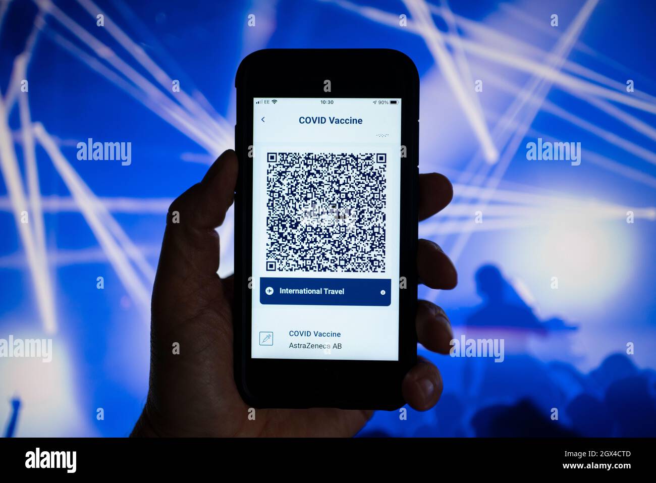 Édimbourg, Écosse, Royaume-Uni. 4 octobre 2021. Vue de la nouvelle application controversée du statut Covid-19 du gouvernement écossais , un passeport numérique de vaccins qui permettra d'accéder à des boîtes de nuit et à d'autres événements avec un grand nombre de personnes. Le jour de lancement de l'application a été marqué parce que des milliers de membres du public n'ont pas pu enregistrer leurs détails et cela a forcé le gouvernement écossais à présenter des excuses. Iain Masterton/Alay Live News. Banque D'Images