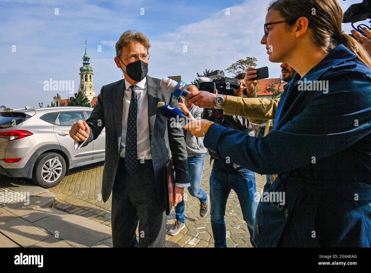 Prague, République tchèque. 04e octobre 2021. L'ambassadeur britannique en République tchèque Nick Archer, à gauche, vient au ministère des Affaires étrangères de la République tchèque le lundi 4 octobre 2021, Là où le ministre Jakub Kulhanek l'a convoqué sur les insultes des enfants tchèques dans les médias écossais et sur Internet après le match de football de l'Europa League du jeudi Sparta Prague contre Glasgow Rangers, à Prague, en République tchèque. Crédit : vit Simanek/CTK photo/Alay Live News Banque D'Images