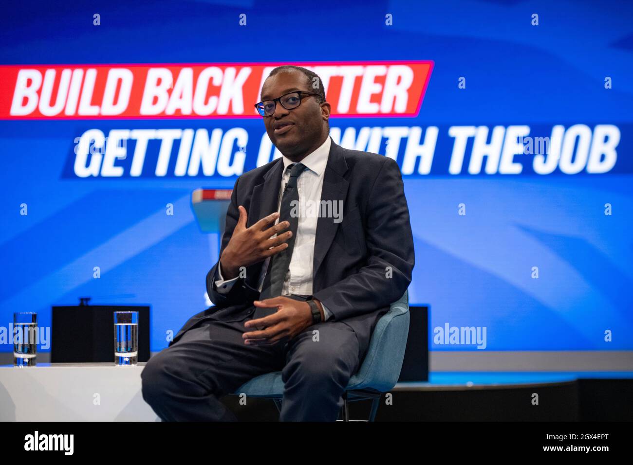 Manchester, Angleterre, Royaume-Uni. 4 octobre 2021. PHOTO : le député de Kwasi Kwarteng, secrétaire d'État aux Affaires, à l'énergie et à la Stratégie industrielle, s'exprime à la Conférence du Parti conservateur crédit : Colin Fisher/Alamy Live News Banque D'Images