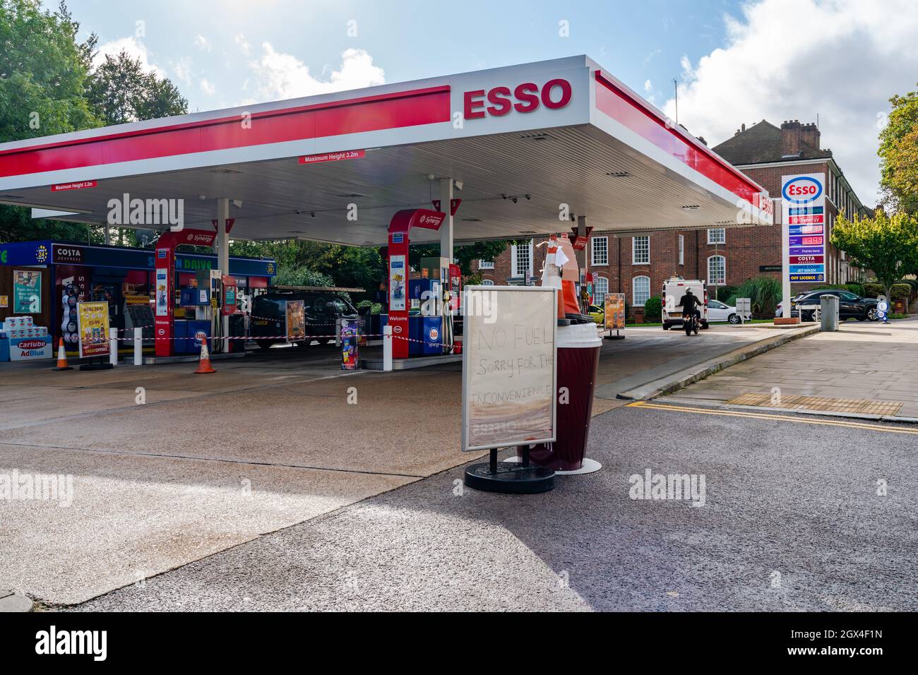 Station essence esso sans carburant Banque de photographies et d'images à  haute résolution - Alamy