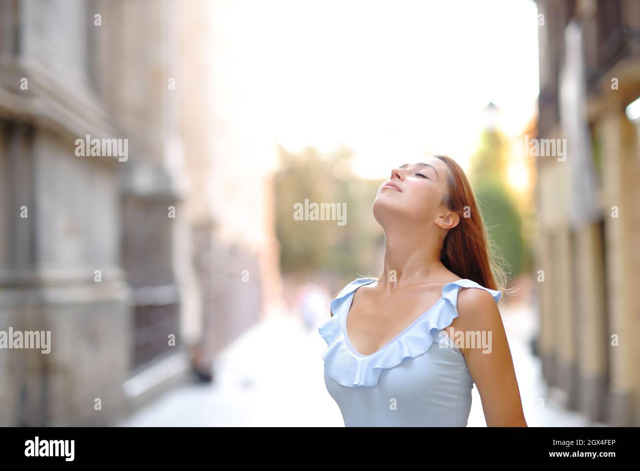 Femme se détendant respirer de l'air frais dans la rue Banque D'Images