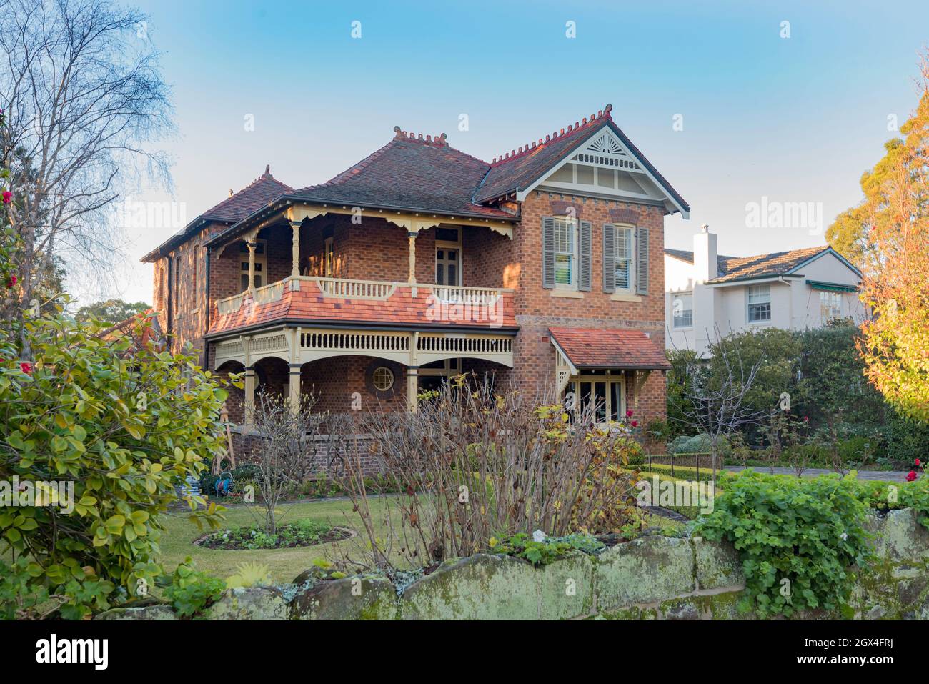 Une grande maison de quatre chambres, double brique, 1920 Federation Filligree style conçu dans la banlieue verdoyante de Sydney à Killara, Nouvelle-Galles du Sud, Australie Banque D'Images