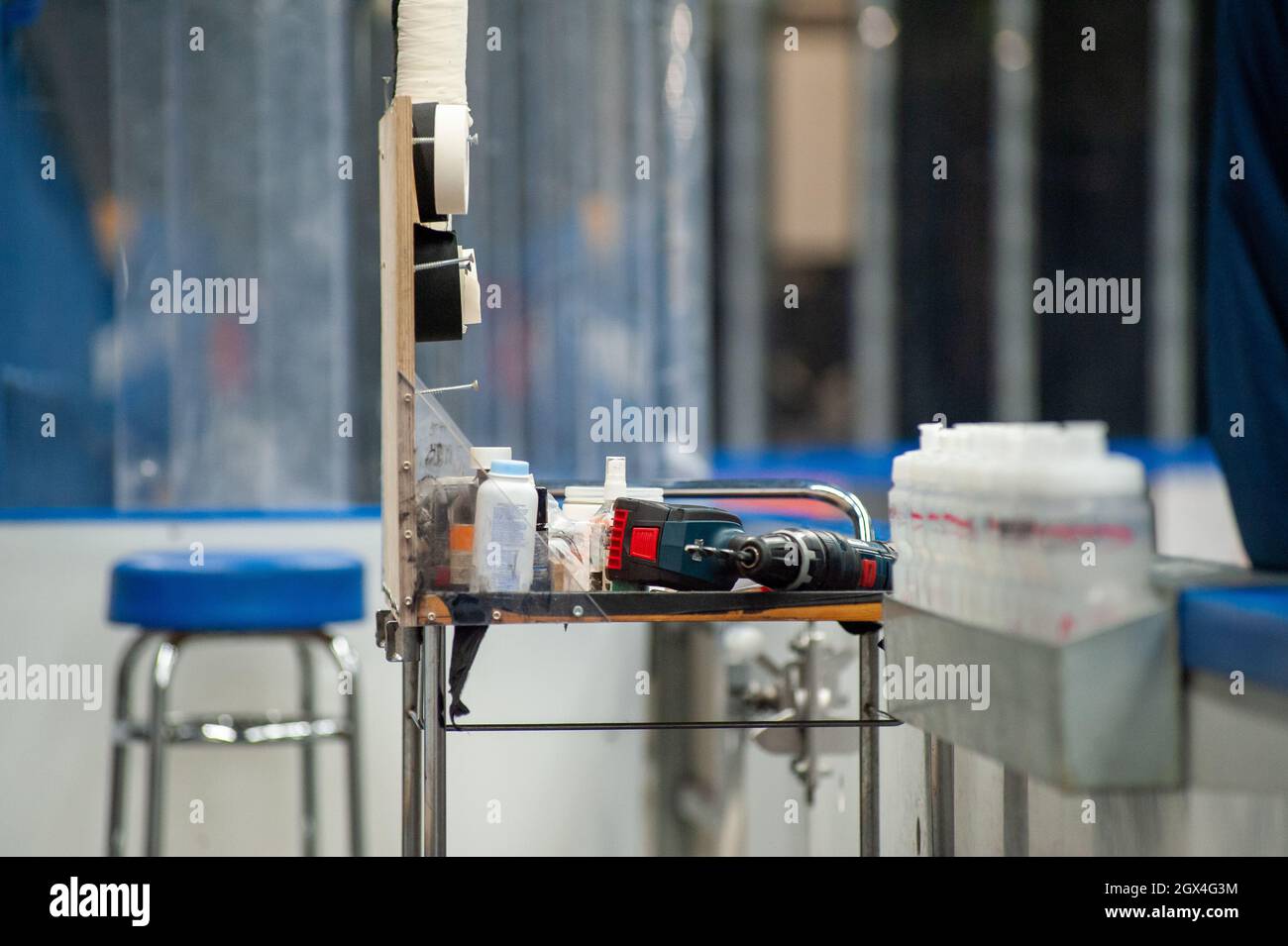 Espoo / Finlande - 7 OCTOBRE 2019: Une vue de l'intérieur d'une boîte de joueurs dans l'arène de hockey sur glace Banque D'Images
