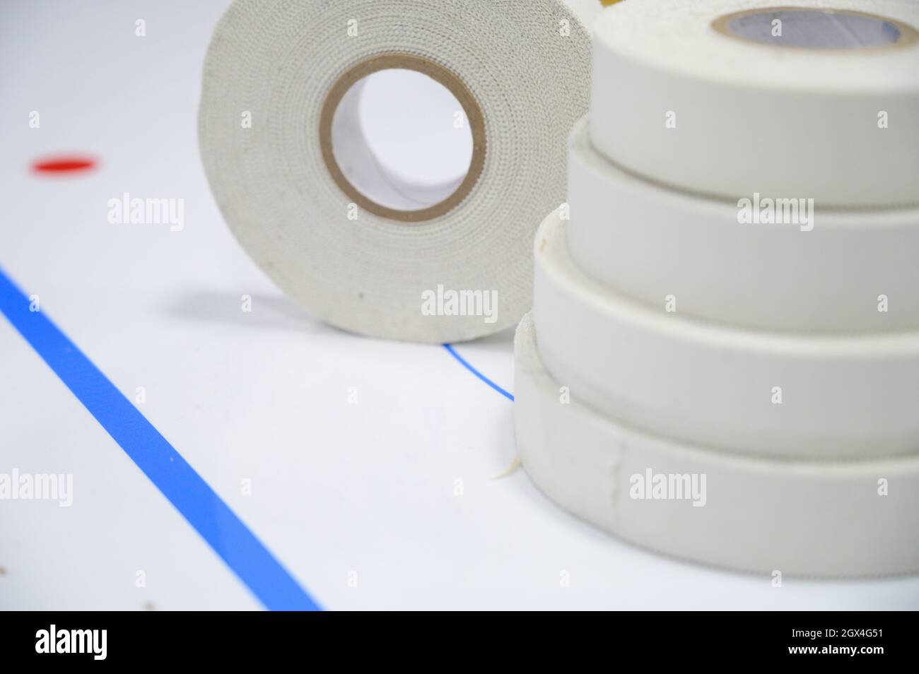 Espoo / Finlande - 2 FÉVRIER 2020 : gros plan sélectif d'une carte analytique de hockey sur glace avec rouleaux de bande de raquette Banque D'Images