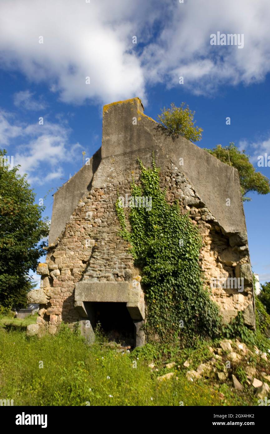 Chalet ruiné et abandonné à St-Connan, petit village rural des Côtes-d'Armor, Bretagne, France Banque D'Images