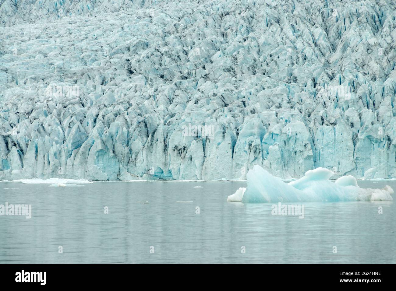 Mur de glace et icebergs dans le lagon du glacier de Fjallsarlon, paysage abstrait, Islande Banque D'Images