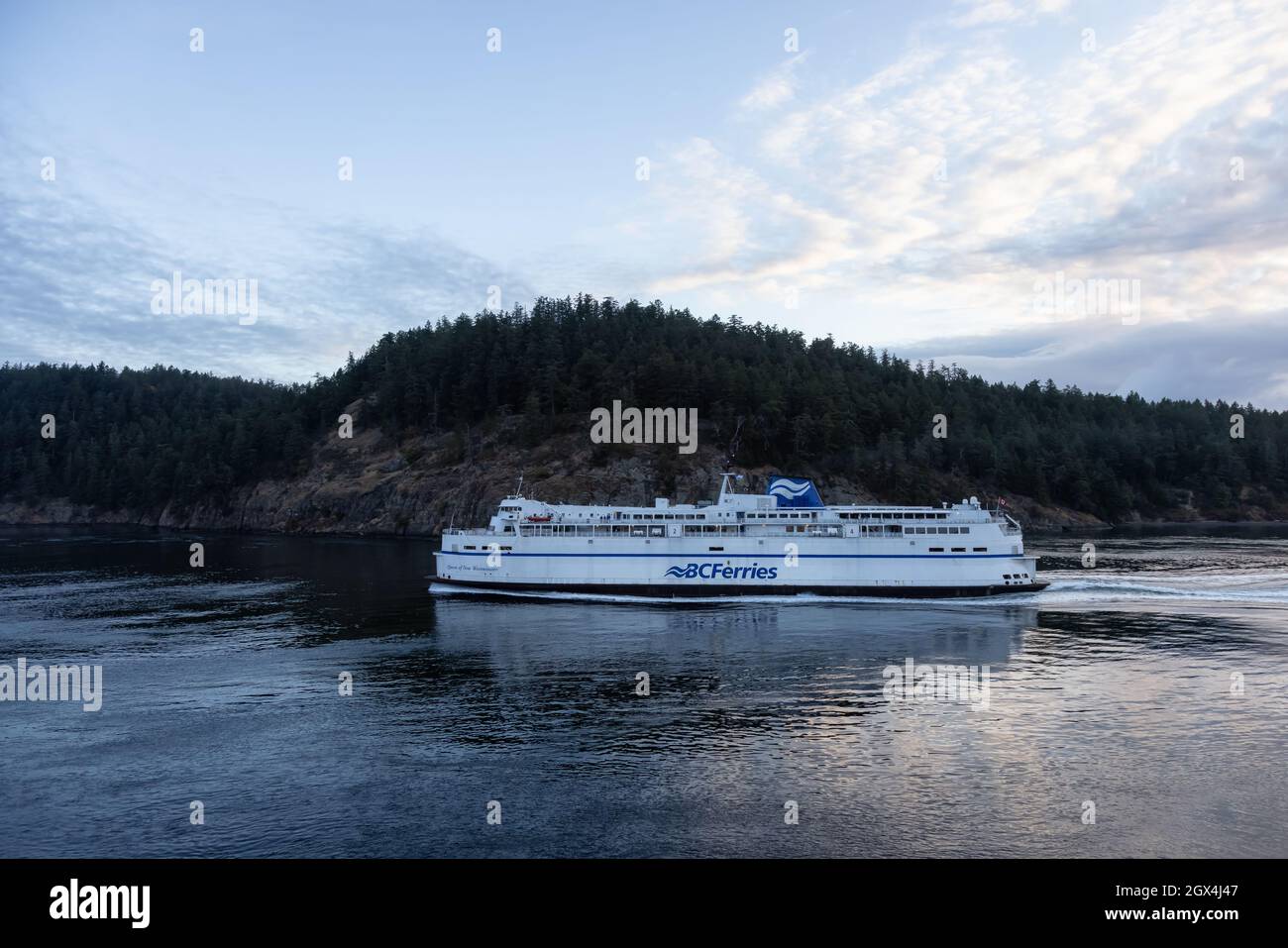 BC Ferries Boat dans l'océan Pacifique pendant le lever du soleil d'été nuageux Banque D'Images