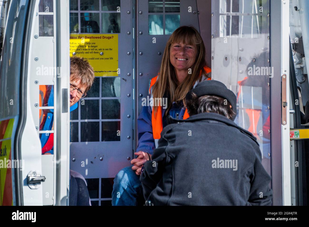 Londres, Royaume-Uni. 4 octobre 2021. Les derniers manifestants sont traités à l'arrière des camionnettes de police avant leur transport vers un poste de police. La police procède à des arrestations après la rébellion d'isolation, une émanation de la rébellion d'extinction, qui bloque temporairement le pont Wandsworth. Leur protestation s'inscrit dans le cadre d'une campagne d'un mois pour tenter de forcer le gouvernement à fournir plus de soutien à l'isolation et à d'autres investissements d'économie d'énergie. Crédit : Guy Bell/Alay Live News Banque D'Images
