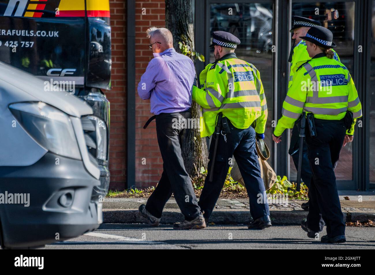 Londres, Royaume-Uni. 4 octobre 2021. Le dernier manifestant est hadmenotté puis emmené pour le transport vers un poste de police. La police procède à des arrestations après la rébellion d'isolation, une émanation de la rébellion d'extinction, qui bloque temporairement le pont Wandsworth. Leur protestation s'inscrit dans le cadre d'une campagne d'un mois pour tenter de forcer le gouvernement à fournir plus de soutien à l'isolation et à d'autres investissements d'économie d'énergie. Crédit : Guy Bell/Alay Live News Banque D'Images