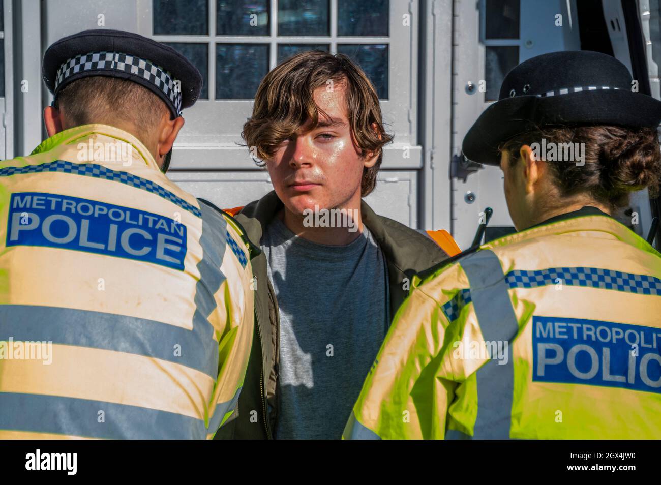 Londres, Royaume-Uni. 4 octobre 2021. Les derniers manifestants sont fouillés et traités, puis placés à l'arrière des fourgonnettes de police pour être transportés vers un poste de police. La police procède à des arrestations après la rébellion d'isolation, une émanation de la rébellion d'extinction, qui bloque temporairement le pont Wandsworth. Leur protestation s'inscrit dans le cadre d'une campagne d'un mois pour tenter de forcer le gouvernement à fournir plus de soutien à l'isolation et à d'autres investissements d'économie d'énergie. Crédit : Guy Bell/Alay Live News Banque D'Images