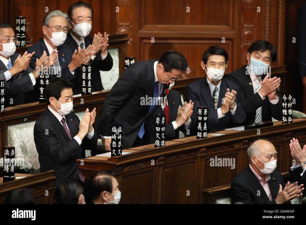 Tokyo, Japon. 4 octobre 2021. Fumio Kishida, chef du Parti libéral-démocrate (PLD) au pouvoir au Japon, se dirige lors d'une session spéciale de la Diète à Tokyo, au Japon, le 4 octobre 2021. Fumio Kishida a été élu lundi comme nouveau Premier ministre du pays pour succéder à Yoshihide Suga. Credit: Du Xiaoyi/Xinhua/Alay Live News Banque D'Images