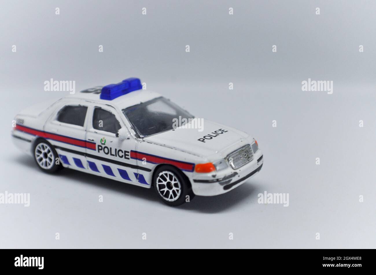 Voiture de police jouet dans le style des années 1990 Banque D'Images