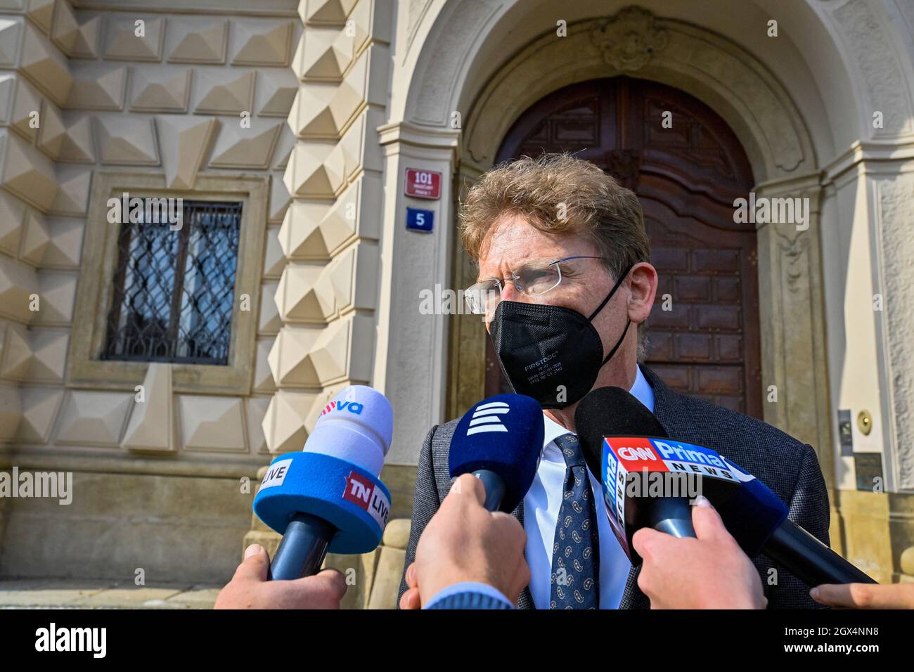 Prague, République tchèque. 04e octobre 2021. Nick Archer, ambassadeur britannique en République tchèque, s'adresse aux journalistes le lundi 4 octobre 2021, après avoir eu des entretiens avec le ministre tchèque des Affaires étrangères Jakub Kulhanek sur les insultes des enfants tchèques dans les médias et sur Internet après le match de football de l'Europa League du jeudi Sparta Prague contre Glasgow Rangers, À Prague, République tchèque. Crédit : vit Simanek/CTK photo/Alay Live News Banque D'Images