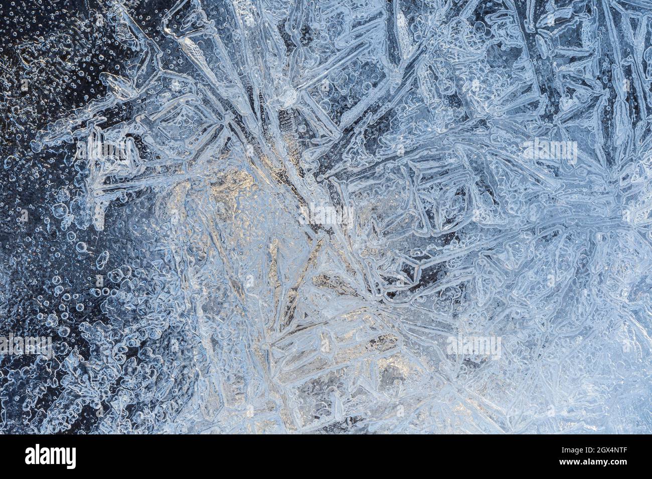 Macro gros plan de glace sur un lac gelé en hiver, vue d'en haut. Arrière-plan abstrait plein cadre texturé. Copier l'espace. Vue de dessus. Banque D'Images