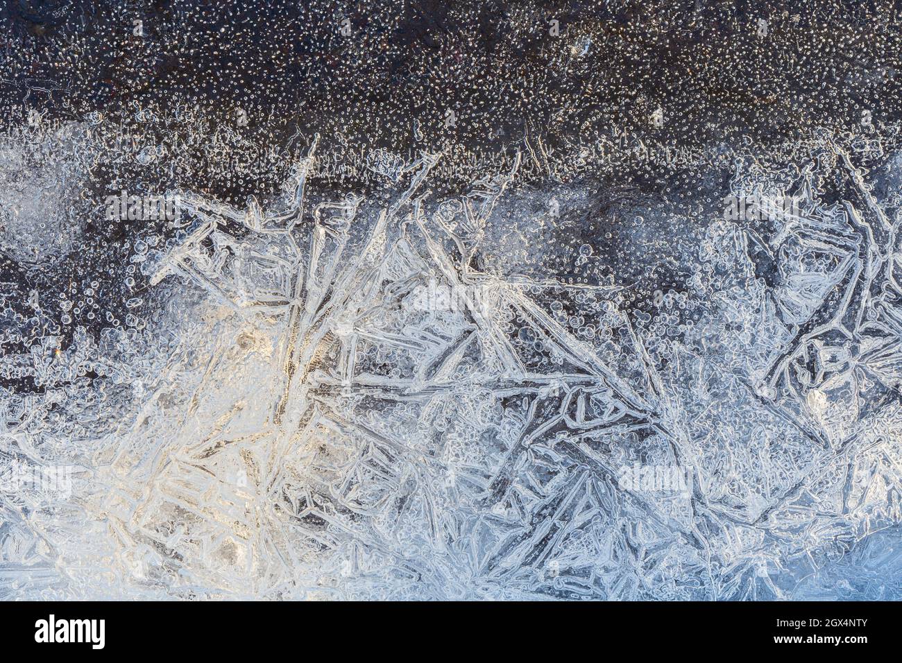 Macro gros plan de glace sur un lac gelé en hiver, vue d'en haut. Arrière-plan abstrait plein cadre texturé. Copier l'espace. Vue de dessus. Banque D'Images