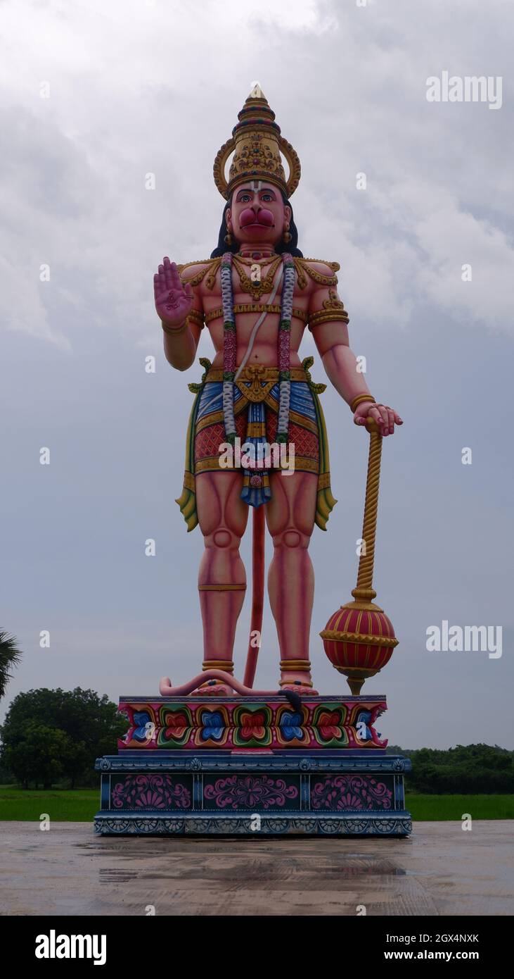 Immense statue de Hanuman près du temple Anjaneya Swamy, Ammapalli, Shamshabad, Telangana, Inde Banque D'Images