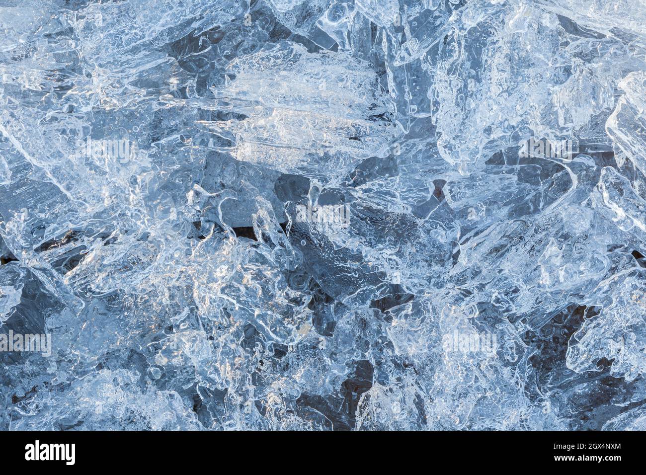 Macro gros plan des formations de glace abstraites en hiver, vue d'en haut. Arrière-plan abstrait plein cadre texturé. Copier l'espace. Vue de dessus. Banque D'Images