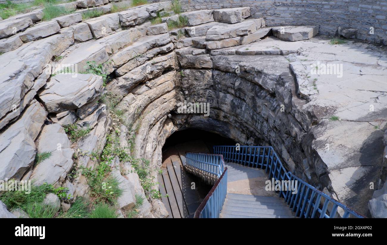 Entrée des grottes de Belum, Kolimigrundla, Andhra Pradesh, Inde. Les grottes de Belum sont le plus grand et le plus long système de grottes ouvert au public connu pour son spéléo Banque D'Images