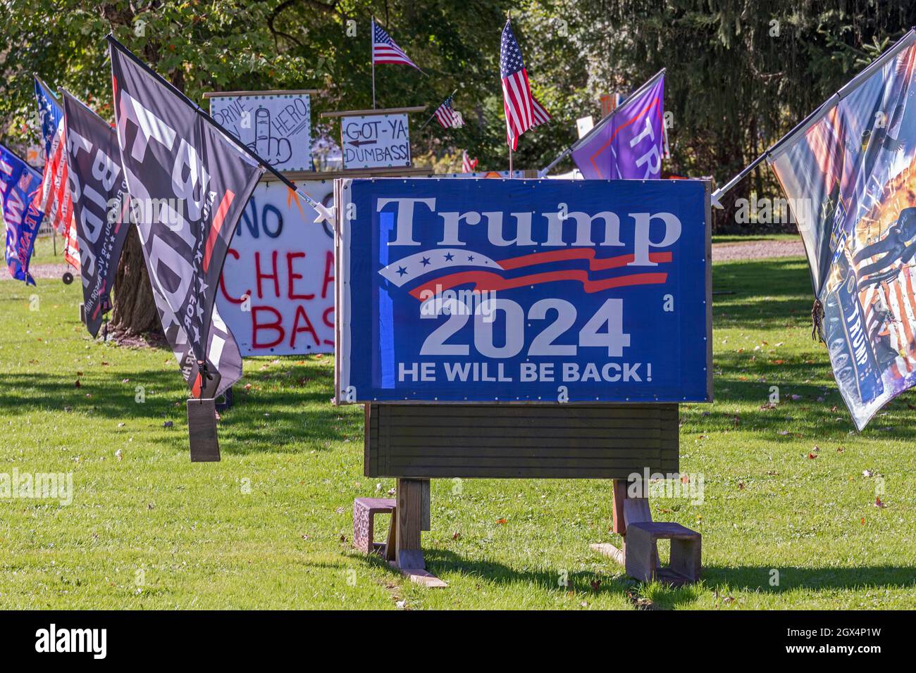 Titusville, Pennsylvanie – près d'un an après la défaite électorale de Donald Trump en 2020, un partisan rural de la Pennsylvanie affiche des signes en faveur d'un 2024 Banque D'Images