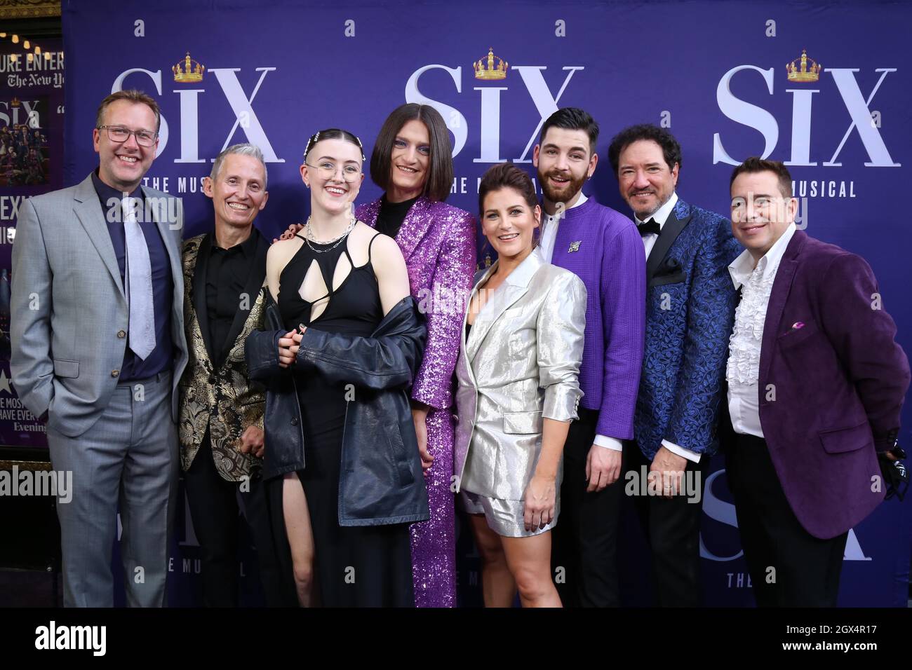 New York, NY, États-Unis. 3 octobre 2021. Andy Barnes, George Stiles, Lucy Moss, Toby Marlow, Elizabeth Doran, Jamie Armitage, Kevin McCollum et Kenny Wax arrivent à la soirée d'ouverture de six The musical, qui s'est tenue au Brooks Atkinson Theatre, le 3 octobre 2021, à New York. Crédit : Joseph Marzullo/Media Punch/Alay Live News Banque D'Images