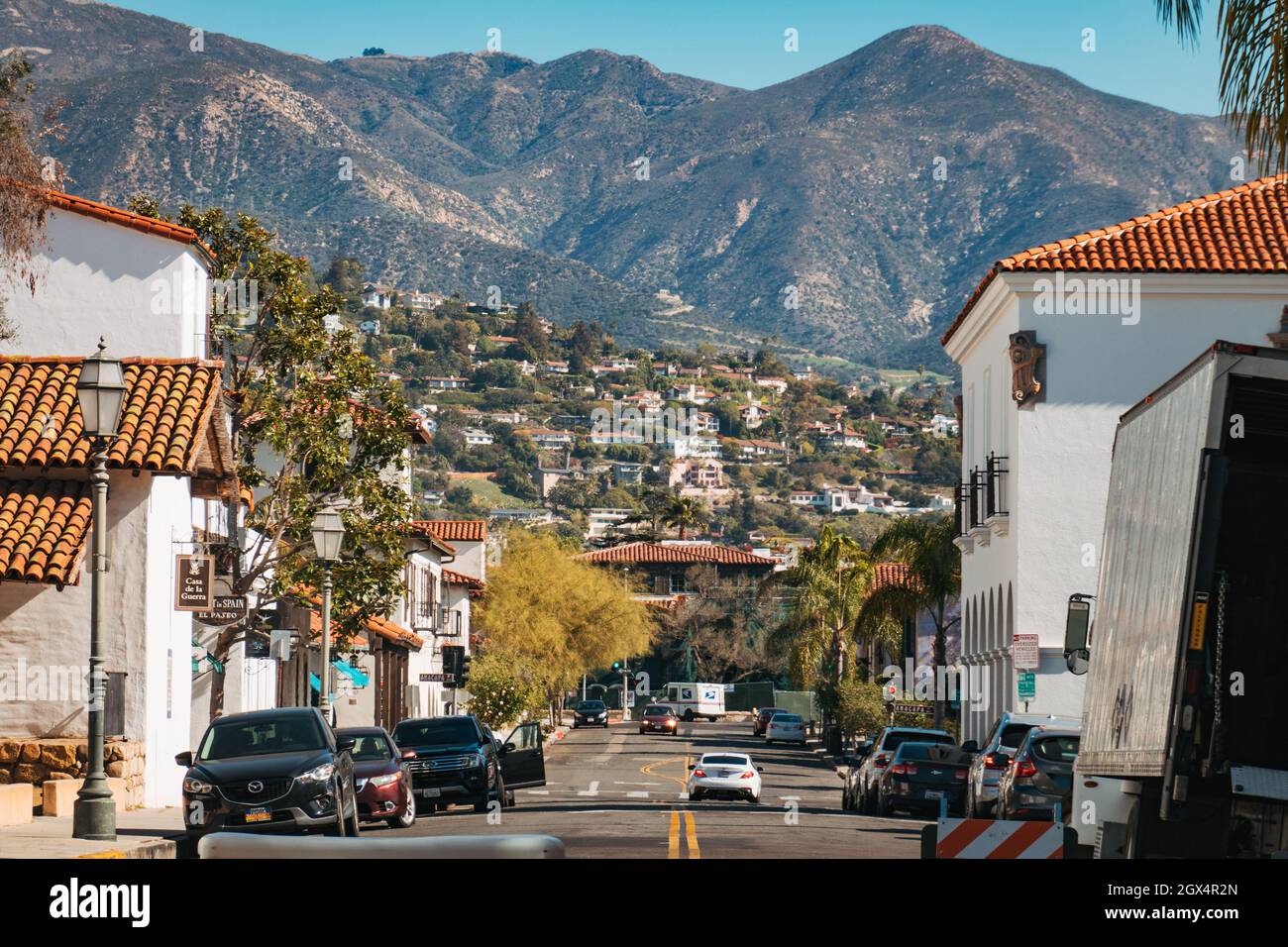 Vue sur une rue entre des bâtiments de style colonial espagnol avec des murs blancs lisses et des toits de tuiles rouges à Santa Barbara, Californie, États-Unis Banque D'Images
