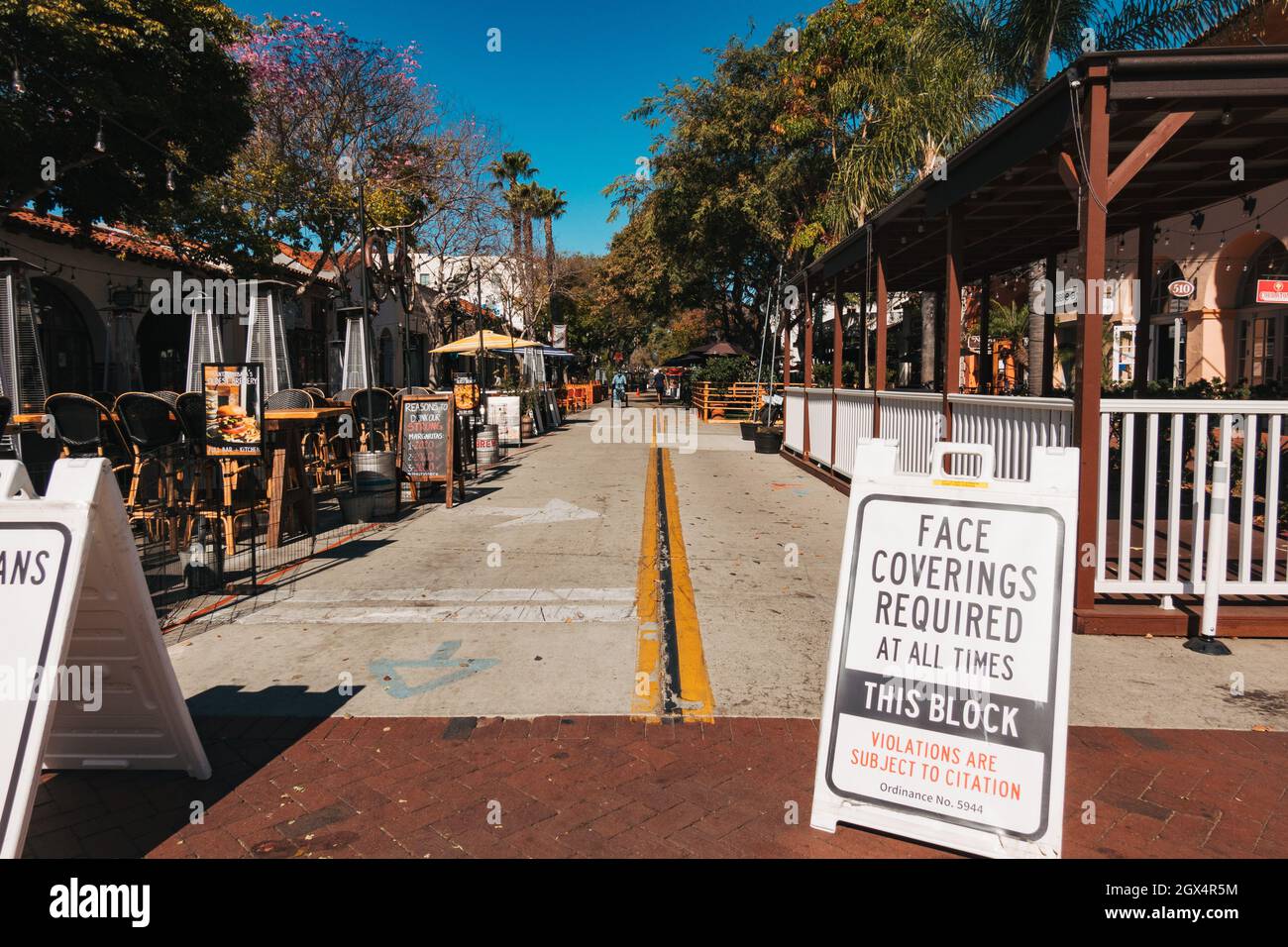 La signalisation indique que des revêtements de visage sont nécessaires en tout temps dans une rue publique de Santa Barbara, CA, pendant la pandémie COVID-19 Banque D'Images