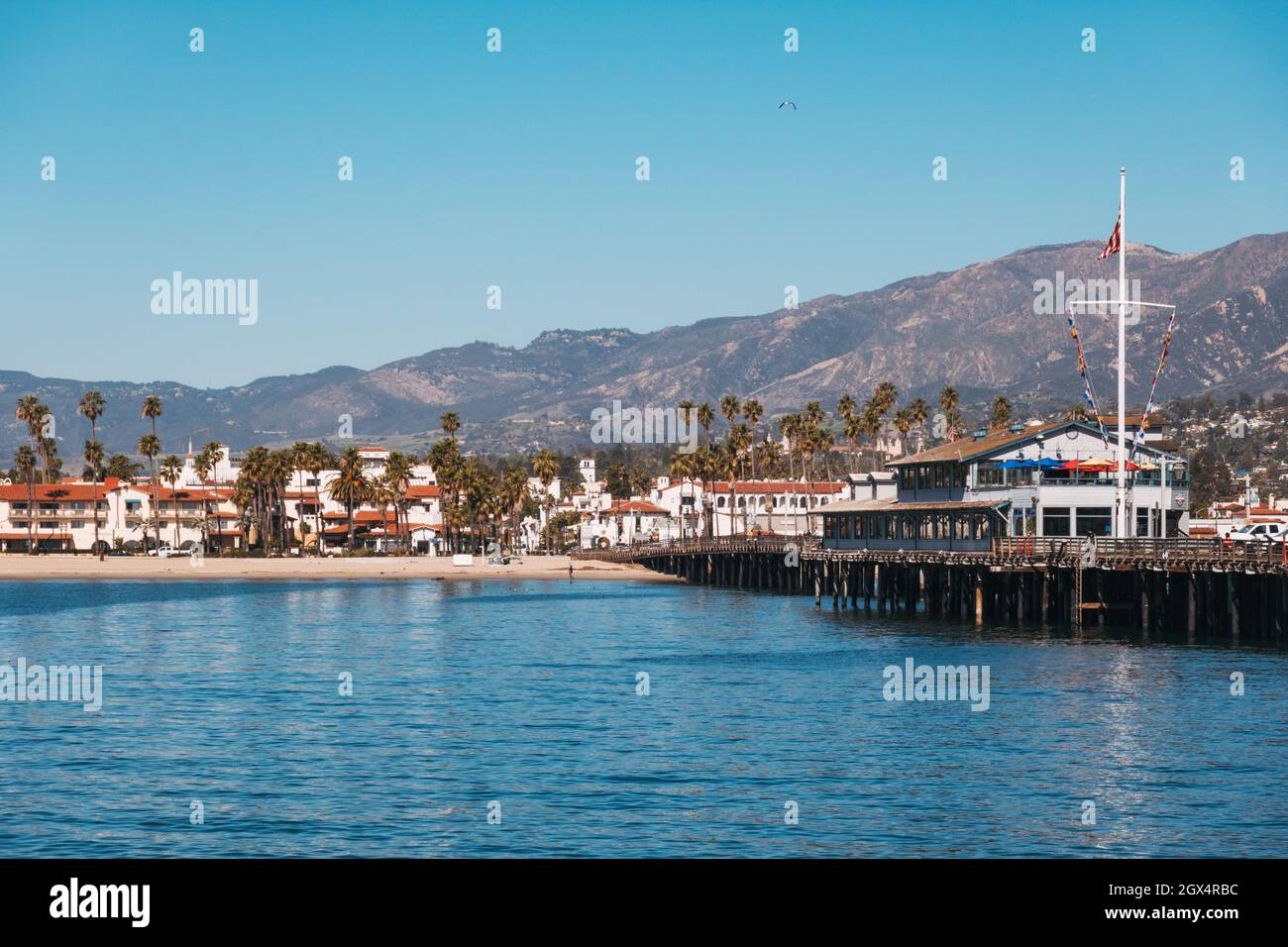 Stearns Wharf à Santa Barbara, CA - un quai en bois historique avec des boutiques et des restaurants.Les montagnes de Santa Ynez sont visibles derrière vous Banque D'Images